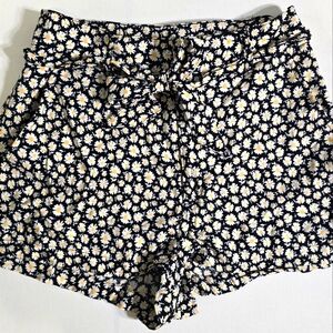 H&M DIVIDED Daisy Print Shorts w/ Tie Belt. Size 6.